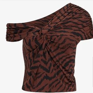 Body Contour Compression Silky Animal Print Twist One Shoulder Cropped Tee